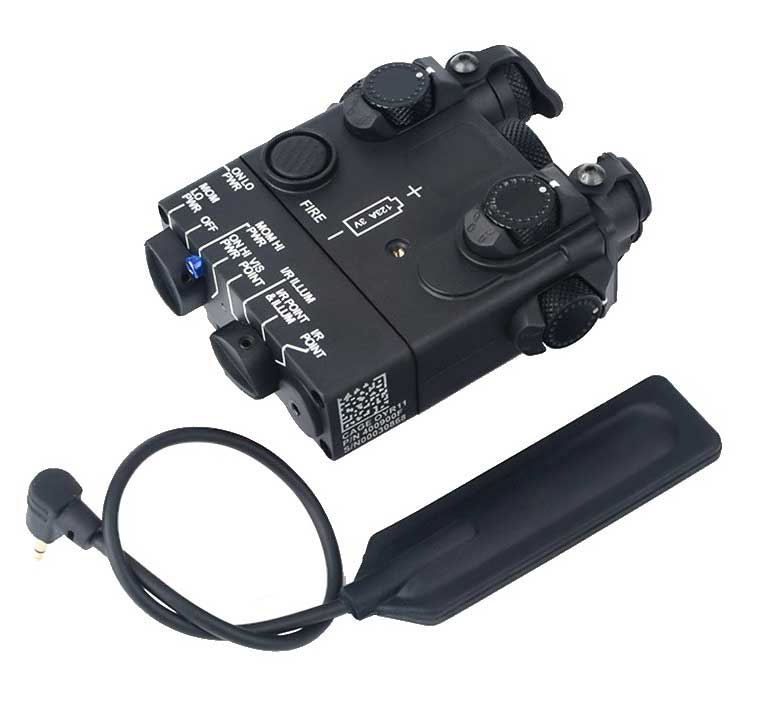Torcia Tattica PEQ DBAL-A2 Stile - Luce Bianca 200 Lumen E Strobo, Per Binario Picatinny 20mm, Alimentata A CR123A, Con Pulsante E Pad A Pressione